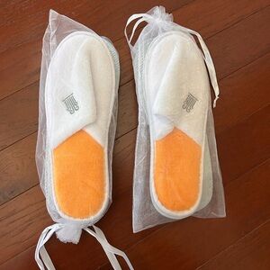 2 pairs new hotel spa Disposable Slippers Closed Toe
White NonSlip Travel unisex